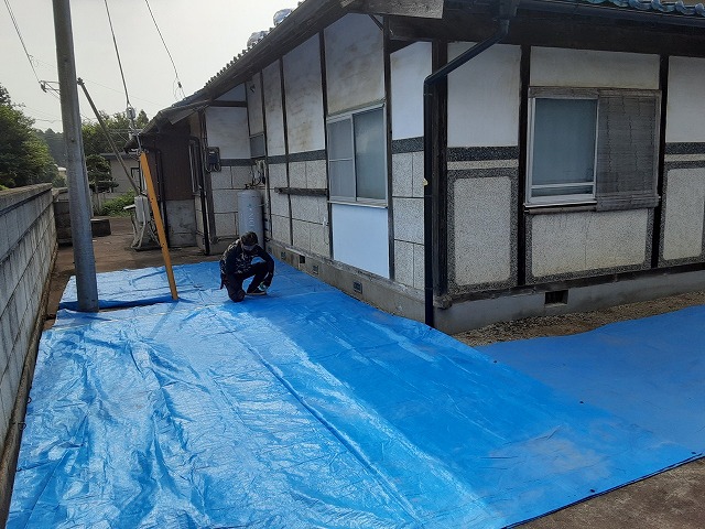 雨漏り修理のための屋根葺き替え工事行う平屋住宅の敷地養生