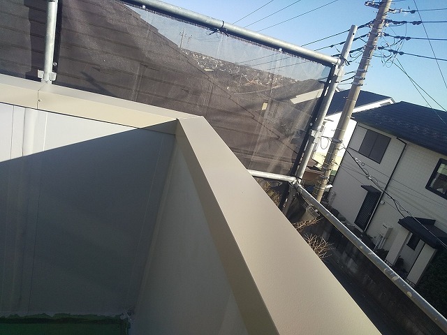外壁塗装工事の屋上笠木への塗装工程が完了