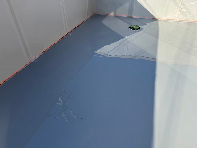 ウレタン塗膜防水工事でウレタン防水材の2回の重ね塗りが完了した状況