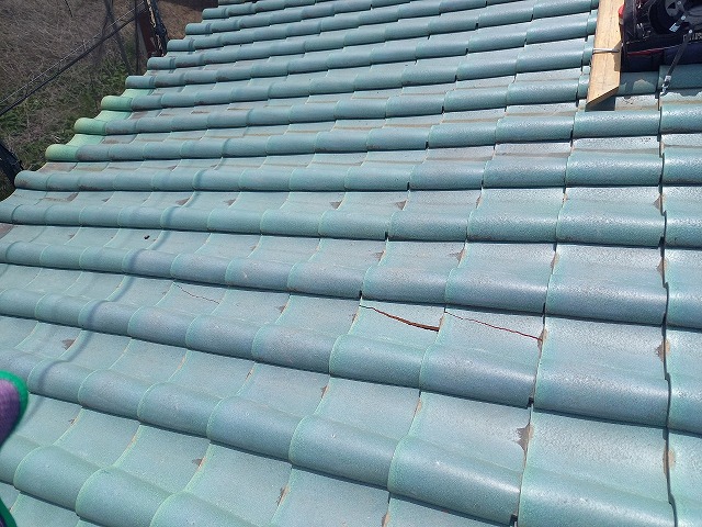屋根耐震工事を行うS型瓦屋根の割れ状況