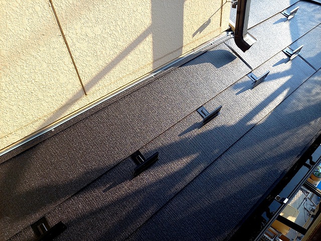 住宅屋根カバー工事の下屋根に対するスーパーガルテクトの本体施工が完了