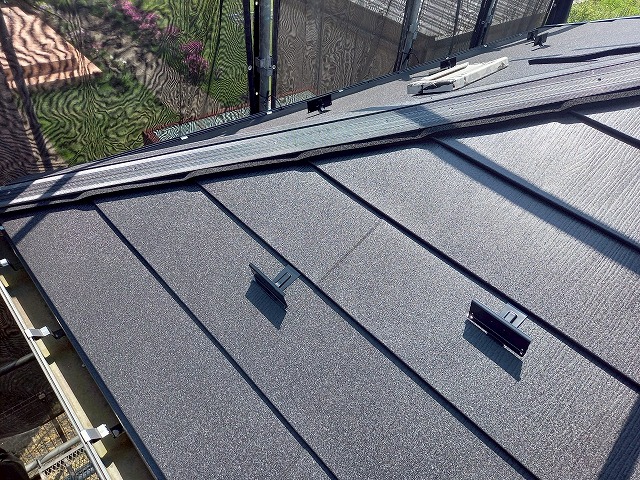 下屋根カバー工事の隅棟への貫板および防水シーラー取り付け完了状況