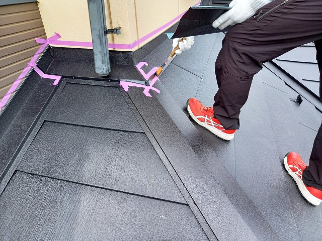 屋根カバー工事の下屋根部コーキングヘラ押さえ