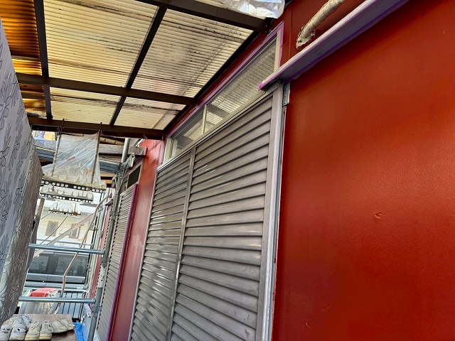 金属サイディング塗装工事の「SKマイルドボーセイ」を用いた下塗りが完了