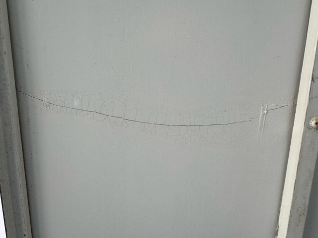 アパート外壁塗装工事の軒天ひび割れ補修工程