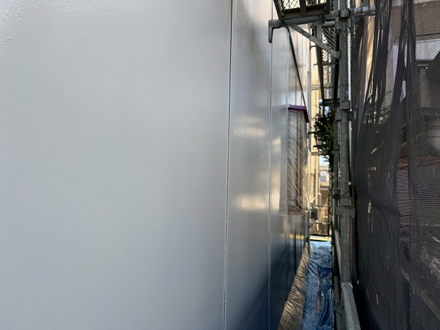 金属サイディング外壁塗装の「エスケープレミアムシリコン」を用いた中塗りが完了