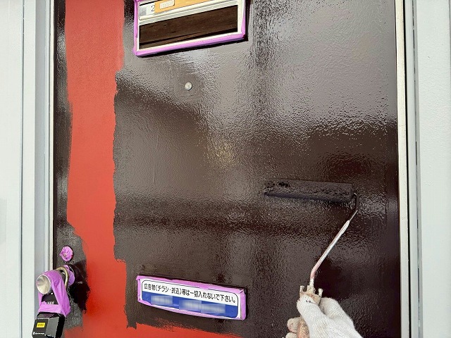 アパート玄関ドア塗装工事の仕上げ用塗料を用いた中塗り