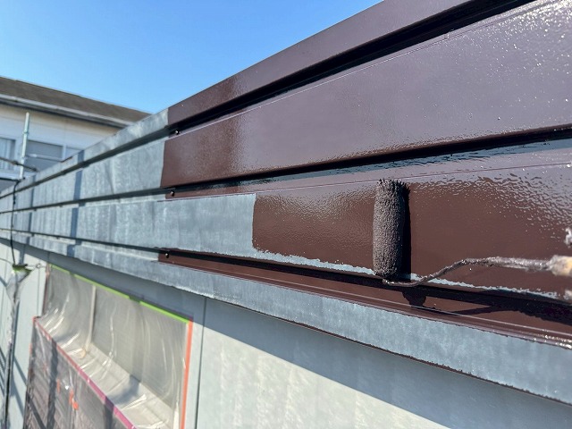 アパート建物塗装工事パラペット部破風板金塗装工程の1回目塗装