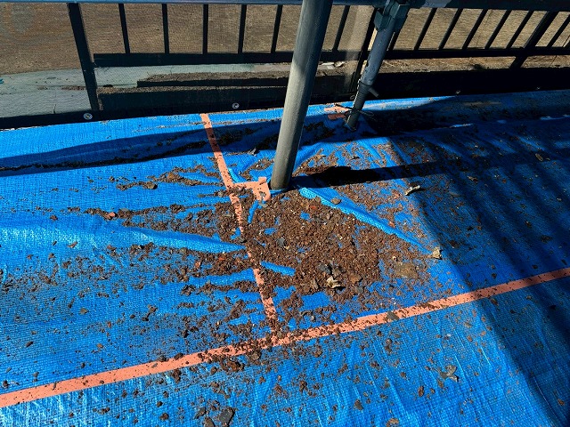 アパート外部鉄骨階段塗装工事のケレン処理で取り除いたサビ