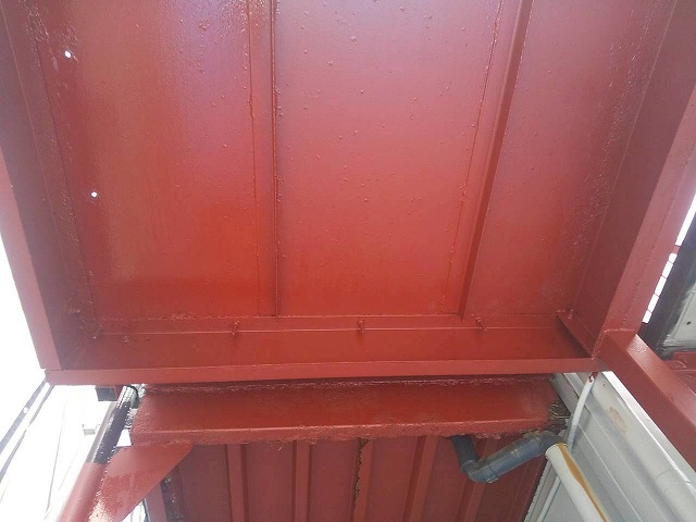 アパート外部鉄骨階段塗装工事の「SKマイルドボーセイ」による下塗りが完了