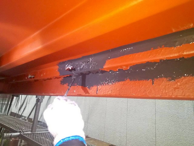 アパート外部鉄骨階段塗装工事のボルトまわりへのハケ塗り