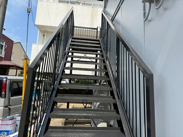 アパート外部鉄骨階段塗装工事の3回塗りが完了した状況