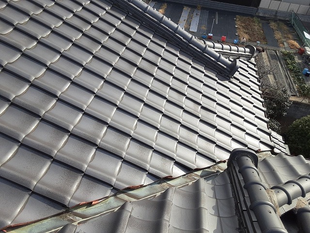 雨漏りが発生している住宅屋根の谷板金劣化状況