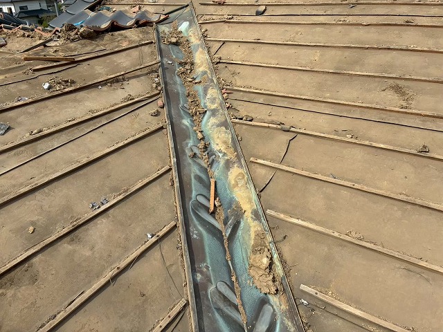 住宅屋根葺き替え工事の瓦解体後の谷板金劣化状況