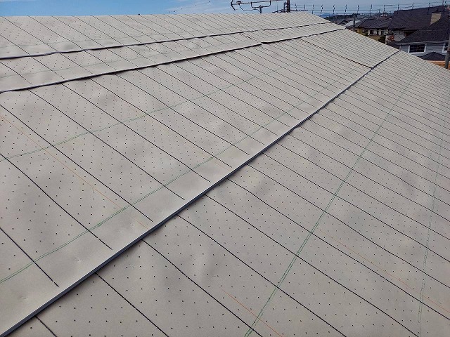 屋根葺き替え工事の防水シート敷設が完了した状況