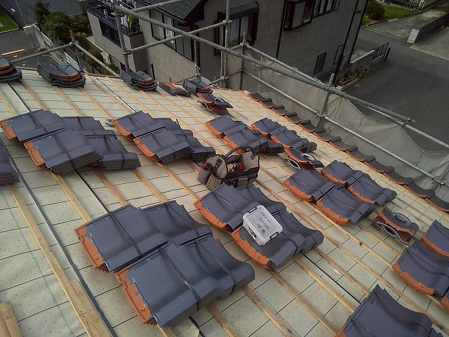 屋根葺き替え工事のユニック車による材料搬入が完了