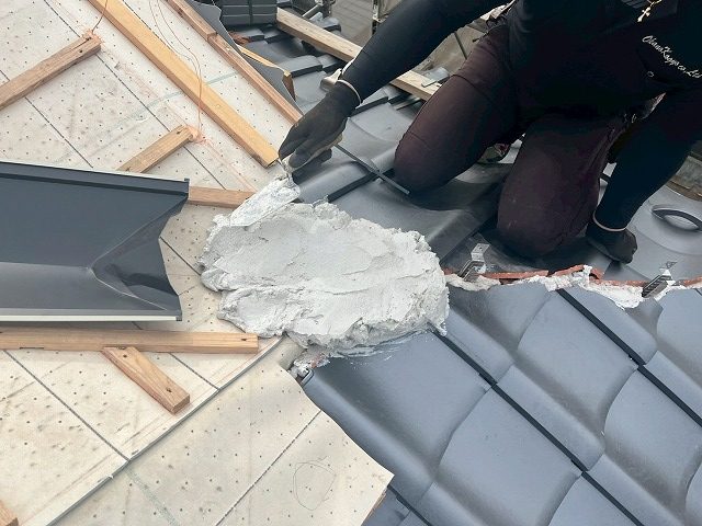 谷板金から隅棟に続く箇所の漆喰材盛り付け状況