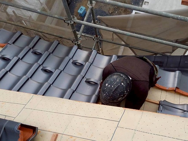 屋根葺き替え工事の下屋根への雪止瓦設置状況
