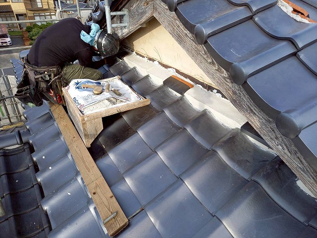 屋根葺き替え工事で下屋根と外壁との取り合い部につくった土台にのし瓦を設置
