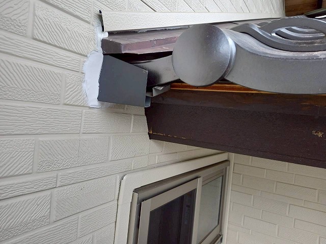 下屋根の板金部材と外壁との取り合い部へのコーキング処理