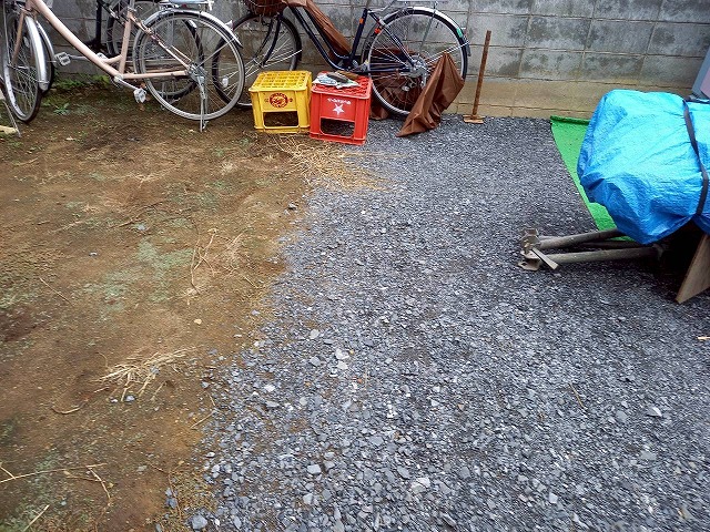 屋根葺き替え工事で建物周囲への清掃が完了した状況