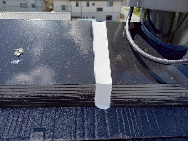 アパート屋根塗装工事の棟板金コーキング打ち替え補修が完了