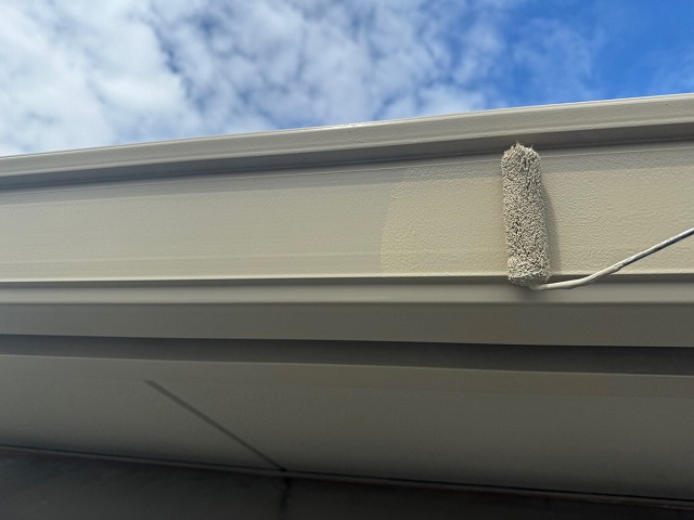 アパート建物塗装工事の軒樋への2回目塗装の様子