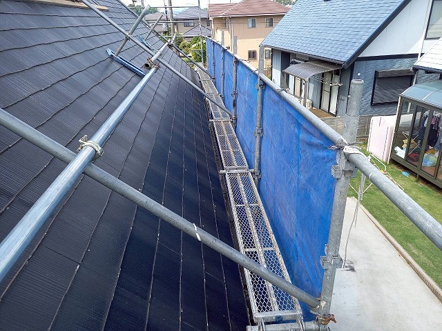 急勾配屋根のトップライト撤去およびカバー工事のためのブルーシート設置状況