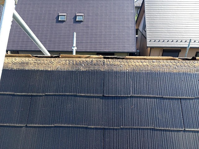 カラーベスト屋根カバー工事で棟板金と貫板の撤去が完了した状況