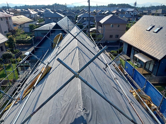 屋根カバー工事のルーフィング敷設が完了した状況