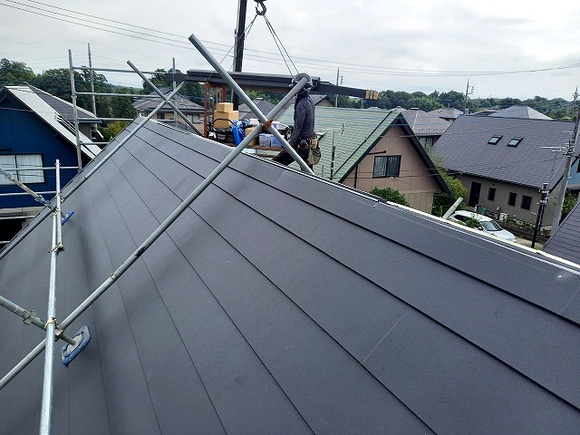 屋根カバー工事のSGL鋼板屋根「スーパーガルテクト」の本体葺きが完了