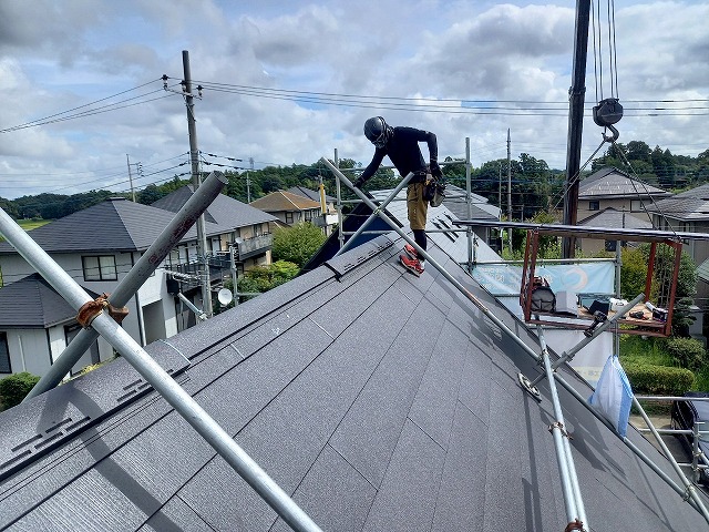 屋根カバー工法リフォームで換気棟および棟板金を設置している状況