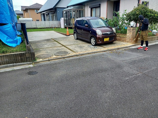 屋根リフォーム完成後の隣家前面道路への清掃状況