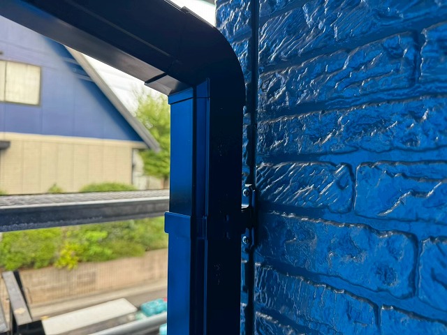 雨樋交換工事で継手やエルボなどを使った軒樋と竪樋との接続状況