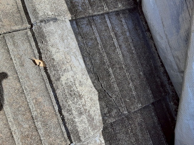 住宅の雨漏り調査でセメント瓦屋根の割れを確認