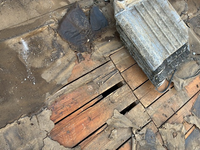 屋根葺き替え工事でセメント瓦を取り除いた後下地の傷み具合