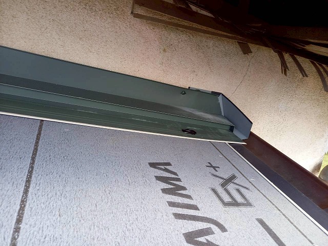 屋根葺き替え工事の水切り板金役物取り付け工程の完了状況