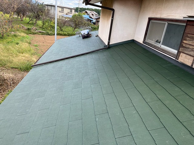 屋根葺き替え工事の下屋根部スレート屋根張りが完了
