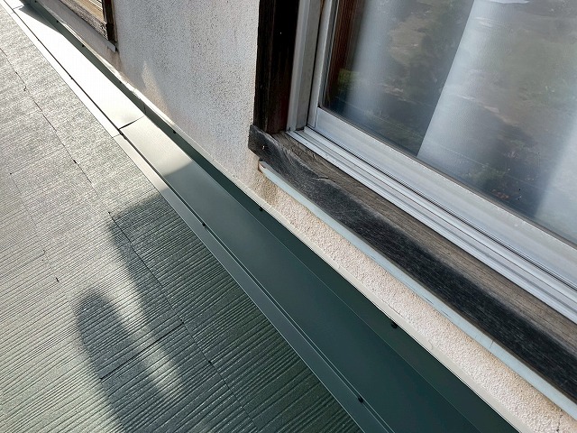 屋根葺き替え工事の雨押え板金上へのコーキング処理が完了