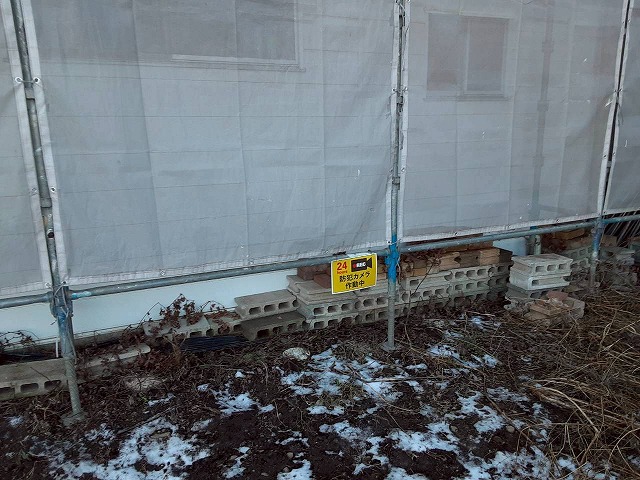 足場の周囲へ「防犯カメラ作動中」の看板を掲げて注意喚起