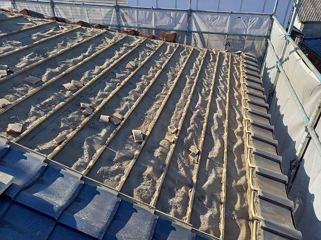 屋根葺き直し工事の既存瓦材解体工程の施行状況