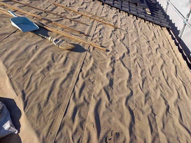 屋根葺き直し工事の既存瓦材の解体と瓦桟撤去が完了