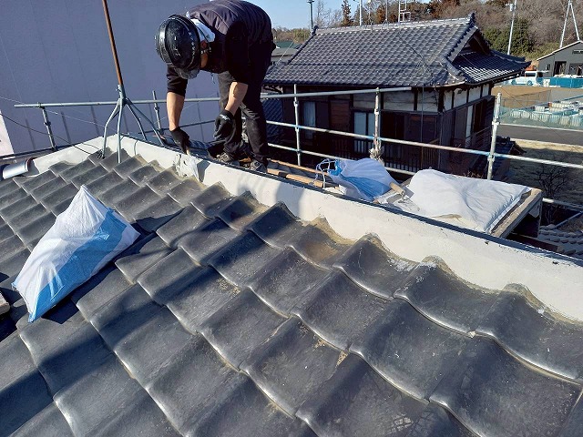 屋根葺き直し工事の大棟部の漆喰塗りによる土台づくり