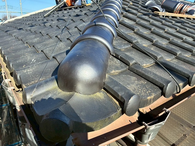 屋根葺き替え工事で隅棟部先端役物の設置が完了