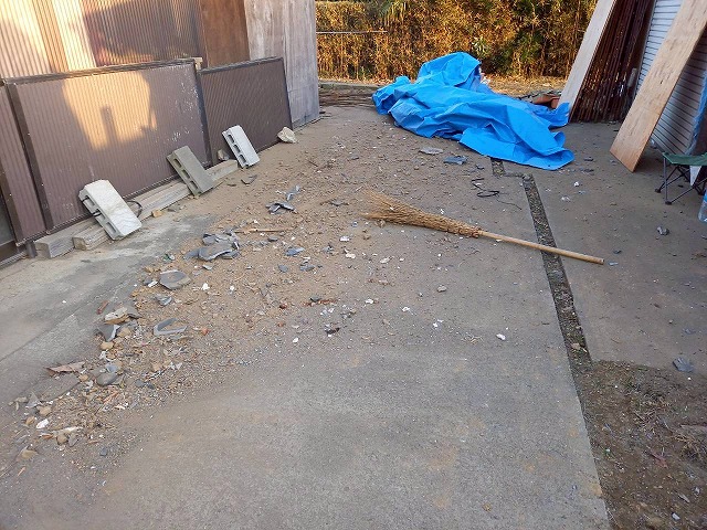 瓦屋根葺き替え工事の既存瓦撤去後の清掃状況