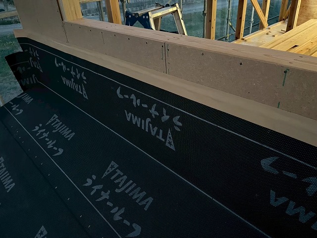 新築住宅屋根仕上げ工事の下屋根部の防水シート納まり