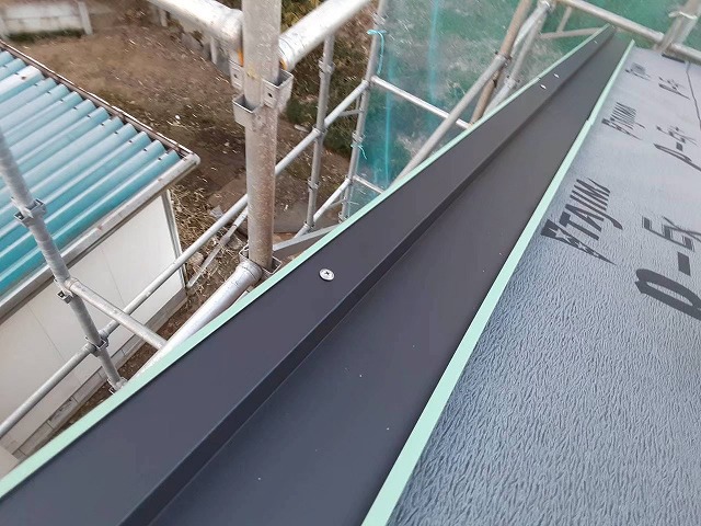 新築住宅屋根仕上げ工事でステンレスビスによる捨て水切りの取り付け