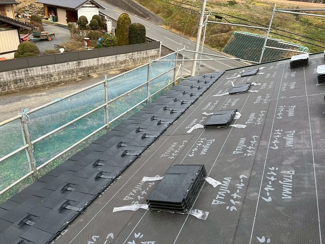 新築住宅屋根工事で雪止め金具取り付けが完了