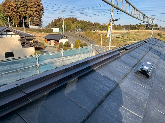 新築住宅屋根工事の棟部への金属面戸取り付け状況