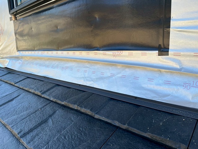 「ROOGA（ルーガ）鉄平」を用いた新築住宅屋根工事の雨押え役物設置が完了